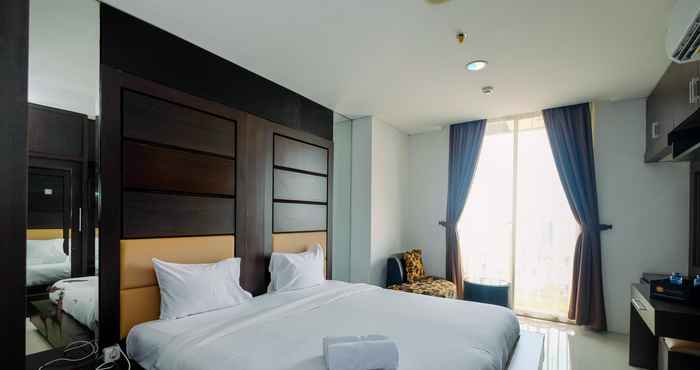 Bedroom Homey and Comfort Studio Apartment at Mangga Dua Residence By Travelio