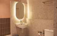 Toilet Kamar 3 Villa Rone - Spanish Garden Vibe in PUNCAK