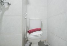 In-room Bathroom 5 Minimalist and Comfort Studio at Parkland Avenue Apartment By Travelio