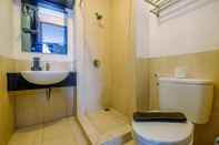 Toilet Kamar Cozy Living Studio Apartment near ITC Mall at Mangga Dua Residence By Travelio
