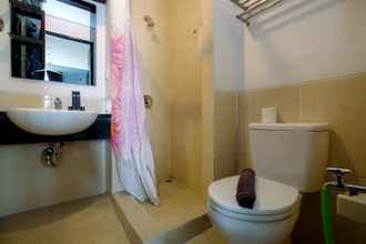 In-room Bathroom 4 Comfort and Simple Studio Apartment at Mangga Dua Residence By Travelio