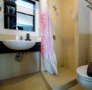Bilik Mandi dalam Bilik 4 Comfort and Simple Studio Apartment at Mangga Dua Residence By Travelio
