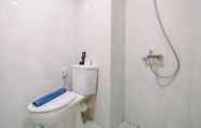 Toilet Kamar 4 Nice Studio Apartment at Evenciio Margonda By Travelio