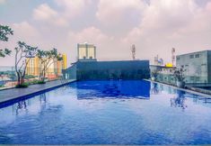 Swimming Pool 5 Nice Studio Apartment at Evenciio Margonda By Travelio