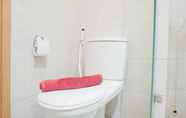 Toilet Kamar 6 Stunning 2BR Apartment near JIEXPO at The Mansion Kemayoran By Travelio