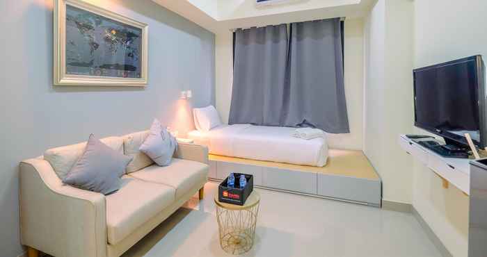 Bedroom Cozy and Warm Studio Evenciio Apartment Margonda near UI By Travelio