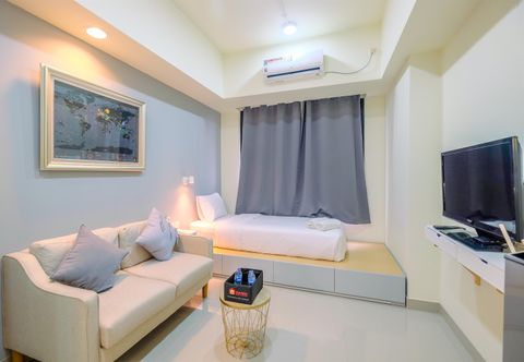 Bedroom Cozy and Warm Studio Evenciio Apartment Margonda near UI By Travelio