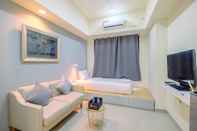 Bedroom Cozy and Warm Studio Evenciio Apartment Margonda near UI By Travelio