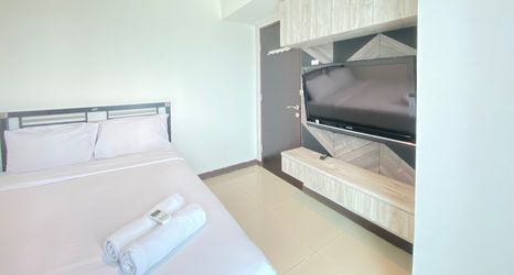 臥室 2 Pleasant 2BR at Tamansari La Grande Apartment By Travelio