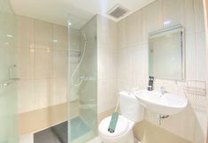 In-room Bathroom 6 Pleasant 2BR at Tamansari La Grande Apartment By Travelio