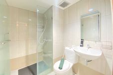 In-room Bathroom Pleasant 2BR at Tamansari La Grande Apartment By Travelio