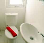 Toilet Kamar 5 Cozy Studio Apartment near CGK Airport at Aeropolis Residence By Travelio