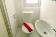 Toilet Kamar Cozy Studio Apartment near CGK Airport at Aeropolis Residence By Travelio