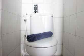 Toilet Kamar 4 Cozy Studio at Mekarwangi Square Cibaduyut Apartment By Travelio