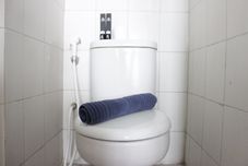 In-room Bathroom Cozy Studio at Mekarwangi Square Cibaduyut Apartment By Travelio