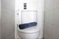 Toilet Kamar Cozy Studio at Mekarwangi Square Cibaduyut Apartment By Travelio