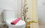 Toilet Kamar 5 Nice and Fancy 1BR at Sky Terrace Apartment By Travelio