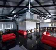 Bar, Cafe and Lounge 6 Grand Makassar Hotel