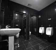 In-room Bathroom 3 Grand Makassar Hotel