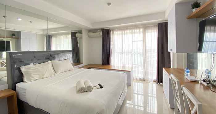 Kamar Tidur Modern and Comfy Studio at Tamansari Tera Residence Apartment By Travelio