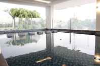 สระว่ายน้ำ Modern and Comfy Studio at Tamansari Tera Residence Apartment By Travelio