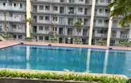 Swimming Pool 6 Comfort Studio Apartment at Daan Mogot City By Travelio