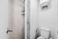 Toilet Kamar Cozy and Tidy Studio Apartment at 19 Avenue By Travelio