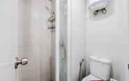 In-room Bathroom 5 Cozy and Tidy Studio Apartment at 19 Avenue By Travelio