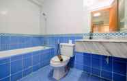 In-room Bathroom 7 Spacious and Simple 3BR Apartment at Bona Vista By Travelio