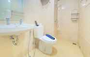 Toilet Kamar 5 Cozy and Minimalist 2BR at Parahyangan Residence Apartment By Travelio