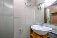 Toilet Kamar Brand New 1BR with City View at Atlanta Residences Apartment By Travelio