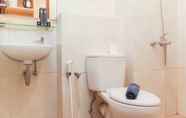 Toilet Kamar 4 Nice and Cozy Studio Apartment at Grand Kamala Lagoon By Travelio