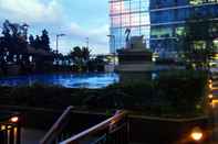 Swimming Pool Best Deal and Cozy Studio Apartment at Signature Park Tebet By Travelio