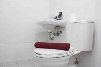 Toilet Kamar 4 Warm and Cozy Studio Apartment at Patraland Urbano By Travelio