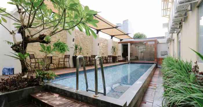 Hồ bơi Favor Hotel Makassar City Center by LIFE