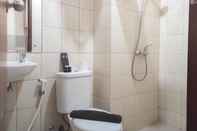 Toilet Kamar Cozy and Best Deal Studio at Vida View Makasar Apartment By Travelio