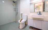 In-room Bathroom 5 Fancy and Fabulous 1BR Apartment at Pejaten Park By Travelio