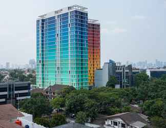 Bangunan 2 Fancy and Fabulous 1BR Apartment at Pejaten Park By Travelio