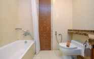 Toilet Kamar 6 Luxurious and Spacious 2BR Apartment at Kusuma Chandra By Travelio