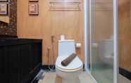 Toilet Kamar 7 Luxurious and Strategic 2BR Apartment at Kusuma Chandra By Travelio