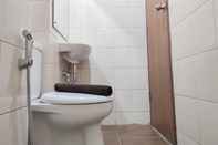 Toilet Kamar Cozy and Nice Studio at Vida View Apartment By Travelio