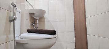 In-room Bathroom 4 Cozy and Nice Studio at Vida View Apartment By Travelio
