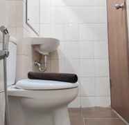 Toilet Kamar 4 Cozy and Nice Studio at Vida View Apartment By Travelio