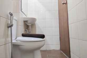 Toilet Kamar 4 Cozy and Nice Studio at Vida View Apartment By Travelio