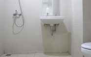 Toilet Kamar 4 Cozy Stay 1BR at Parahyangan Residence Apartment By Travelio