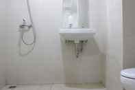 Toilet Kamar Cozy Stay 1BR at Parahyangan Residence Apartment By Travelio