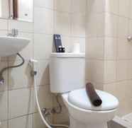 Toilet Kamar 4 Comfort Studio Apartment at Vida View Makasar By Travelio