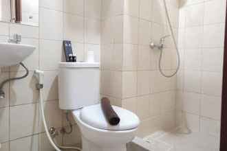 In-room Bathroom 4 Comfort Studio Apartment at Vida View Makasar By Travelio