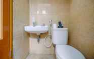 Toilet Kamar 5 Fully Furnished with Comfortable Design 2BR Apartment at Kebagusan City By Travelio