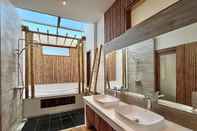 Toilet Kamar Bulow Casa Grand View Resort & Spa